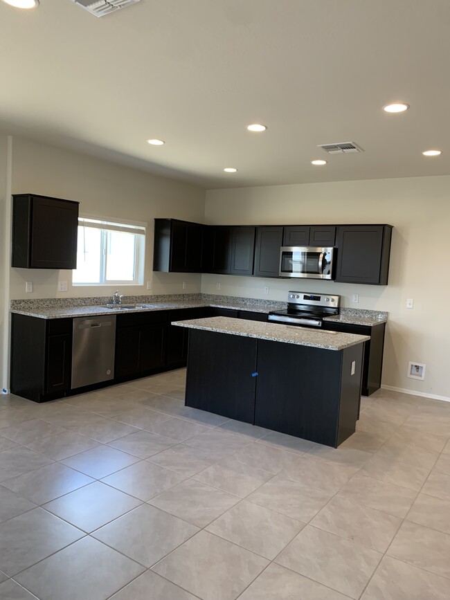 Kitchen - 1025 W Falls Canyon Dr