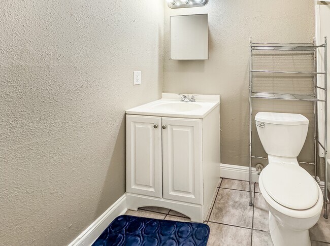 Foto del edificio - 321 Robinson Ave