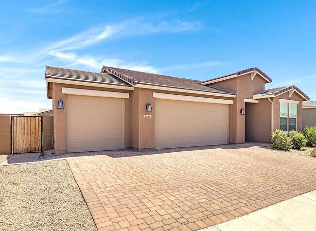 Foto del edificio - 4 BEDROOM RENTAL WITH 3 CAR GARAGE IN LOS PORTALES CASA GRANDE ARIZONA
