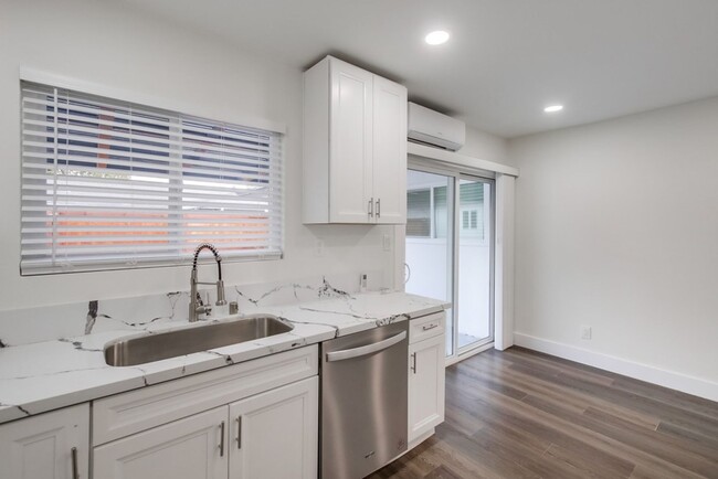 Building Photo - Beautifully renovated 2 bedroom, 2 bath, s...