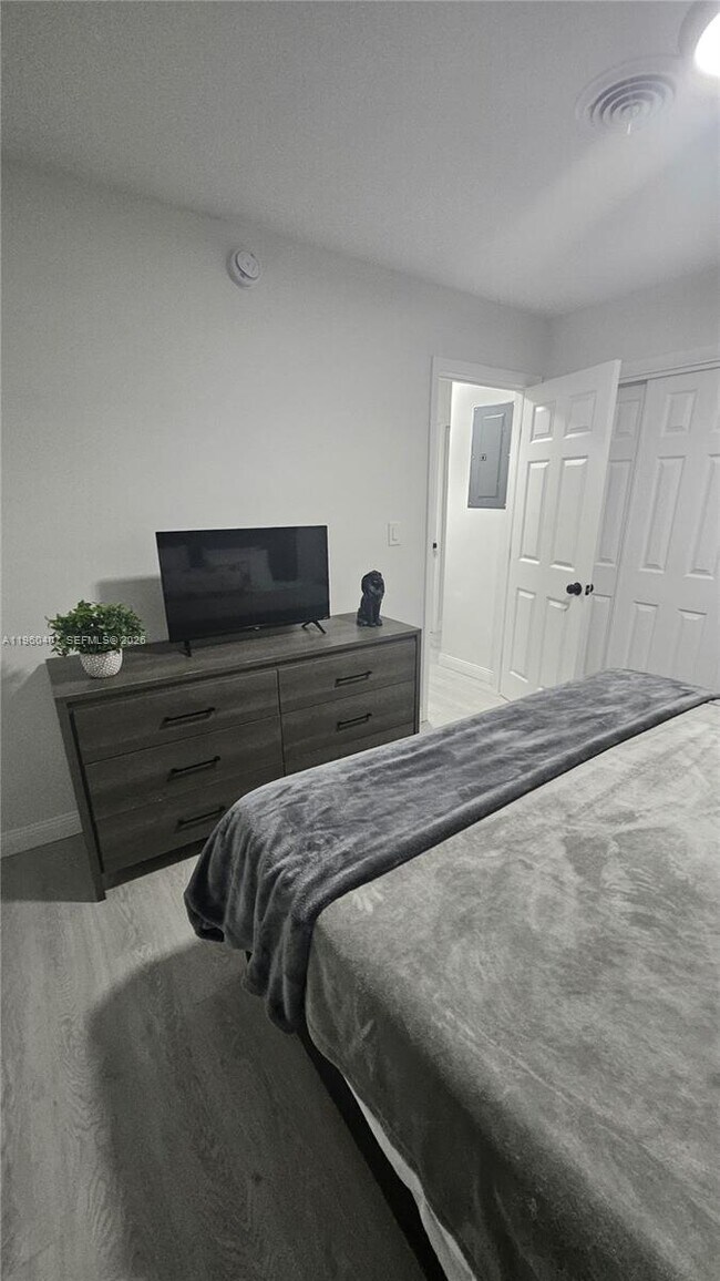 Foto del edificio - 1831 NE 56th St