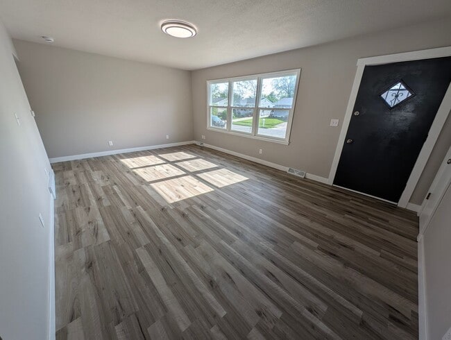 Building Photo - 2 Bedroom, 1 Bathroom house with garage an...