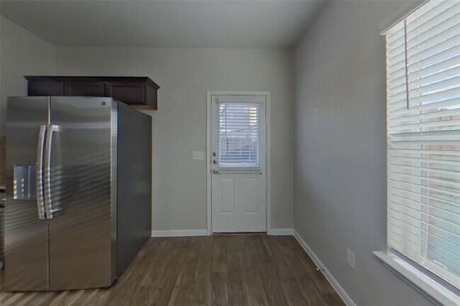 Foto del edificio - 15012 Custis Ln