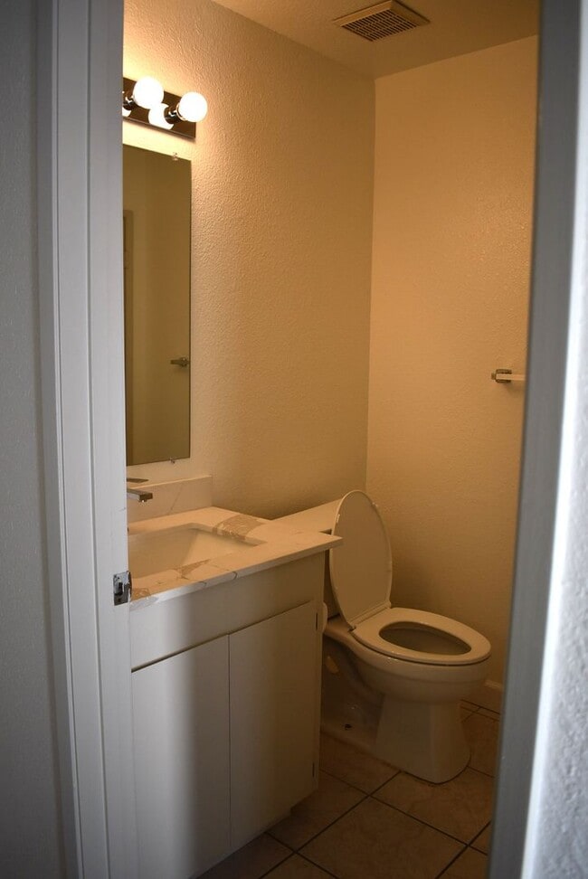 Building Photo - Freshly updated condo unit with a communit...
