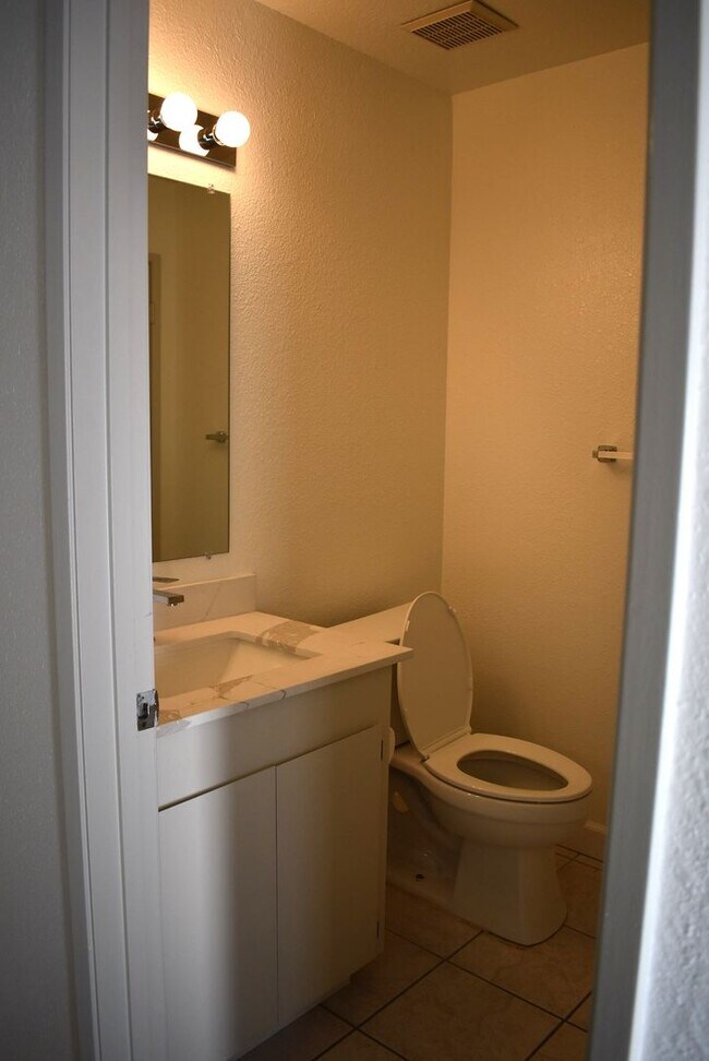 Foto del edificio - Freshly updated condo unit with a communit...