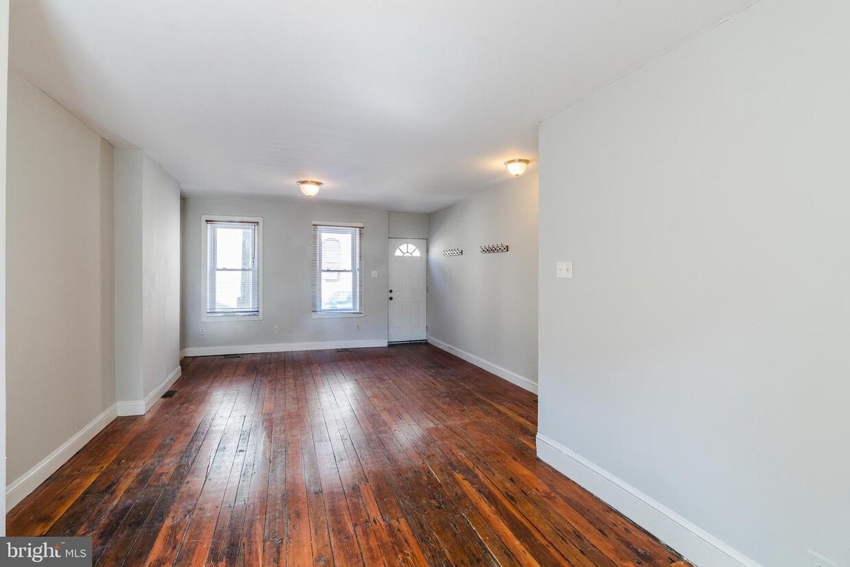 Primary Photo - 2046 Montrose St