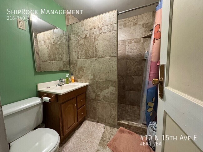 Foto del edificio - 410 N 15th Ave E