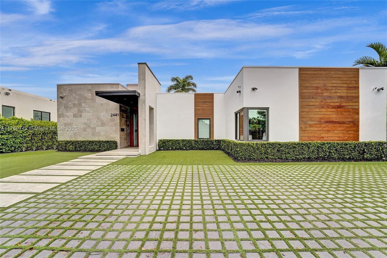 Foto principal - 2441 NE 200th St
