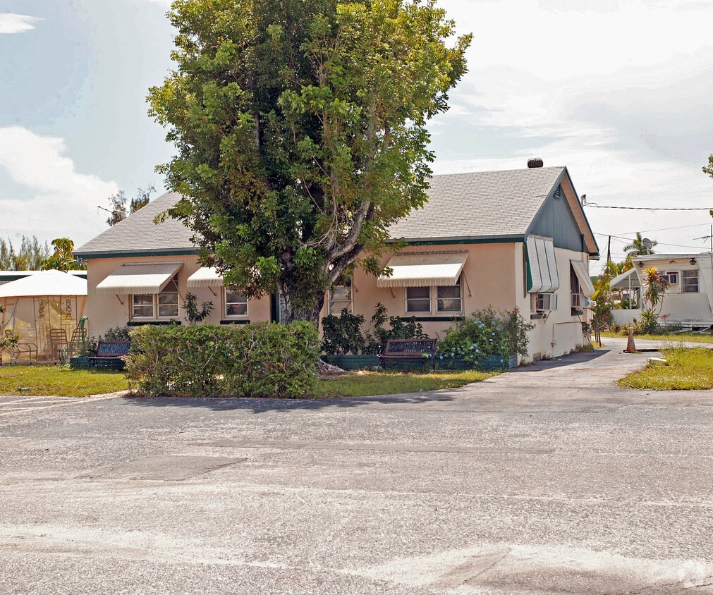 Paradise Mobile Home Park Apartments in Palm Springs, FL