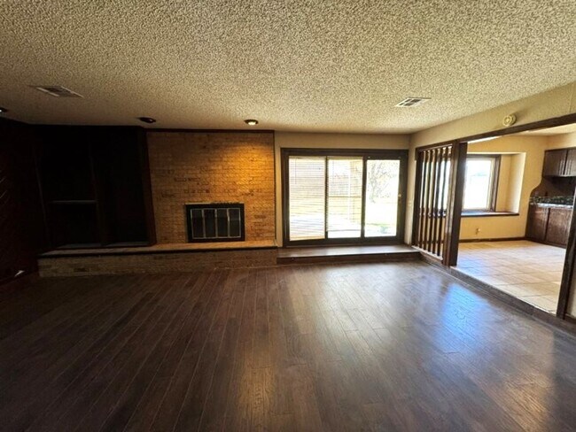 Building Photo - 10405 Cricket Ct