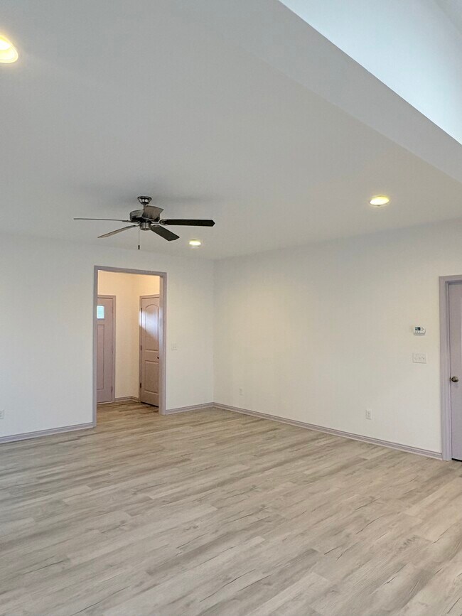 Building Photo - 839 Sweet Bay Ave