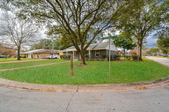 Building Photo - 1437 Wisterwood Dr