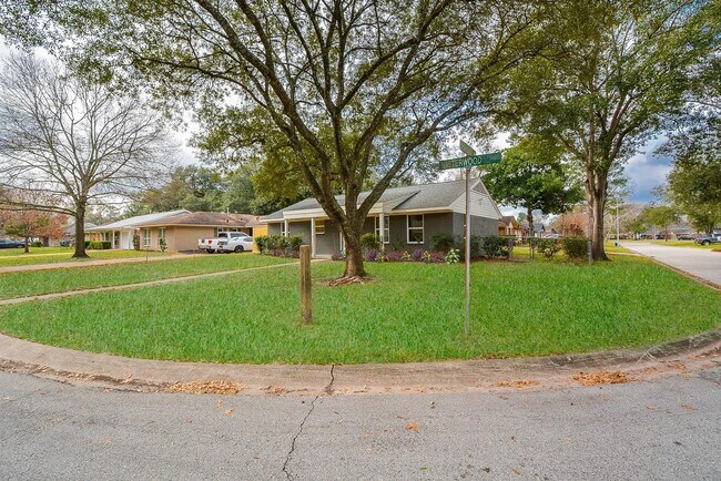 Foto del edificio - 1437 Wisterwood Dr