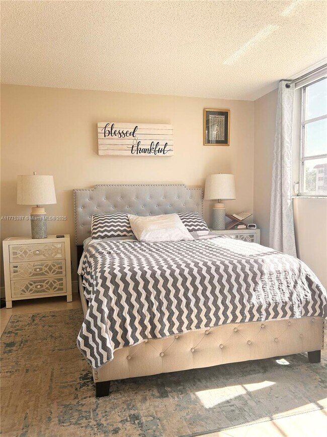 Foto del edificio - 361 S Hollybrook Dr