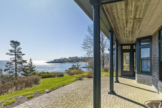 Building Photo - 876 Shore Rd