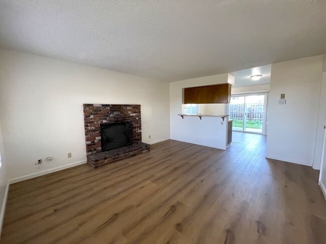 Building Photo - Upgraded Casa La Canda Townhome