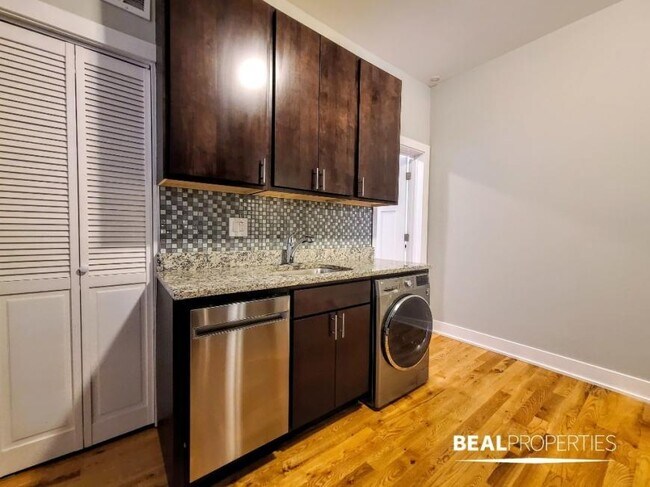 Building Photo - 3 bedroom in CHICAGO IL 60657