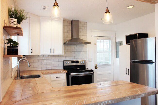 Building Photo - 1008 W McKennie Ave