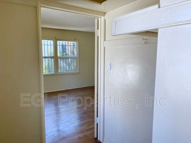 Building Photo - 5664 1/2 San Vicente Blvd