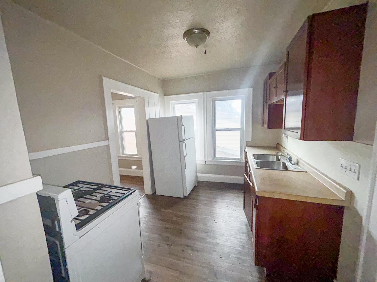 390 E 162nd St Cleveland, OH 44110 – photo 4