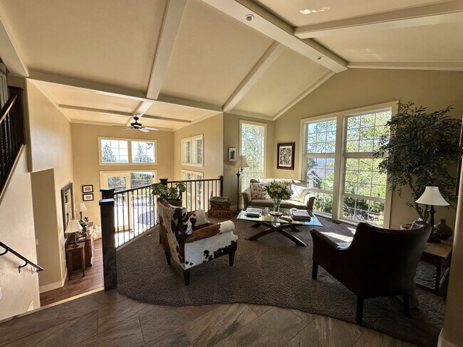 Foto del edificio - Large Furnished home on Awbrey Butte