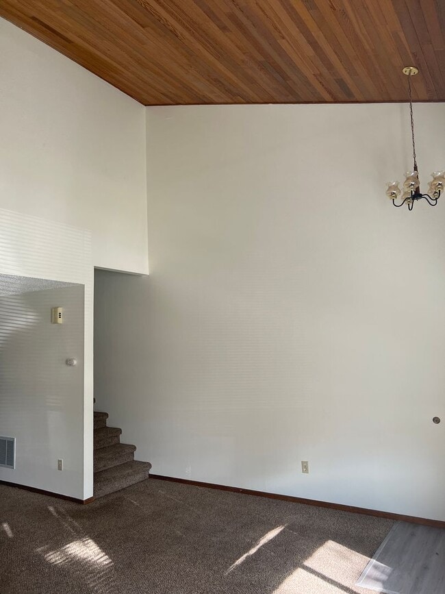 Building Photo - Ren-220/224