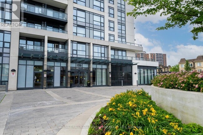 Building Photo - 1255 Bayly St