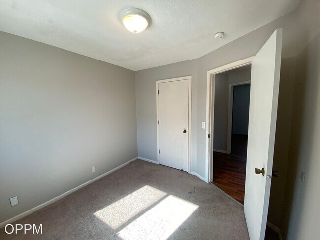Building Photo - 3 br, 1.5 bath House - 4906 S. 145th Cir