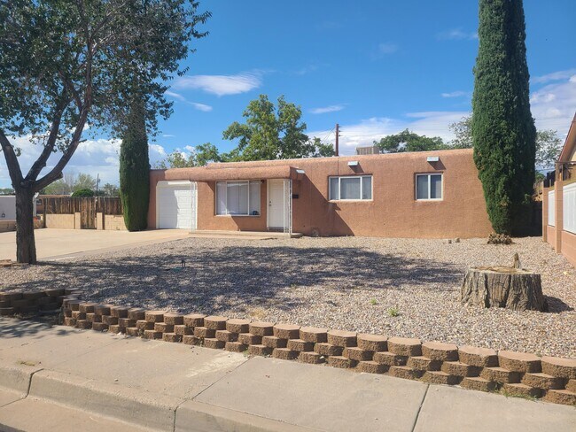 Foto del edificio - 10213 Menaul Blvd NE