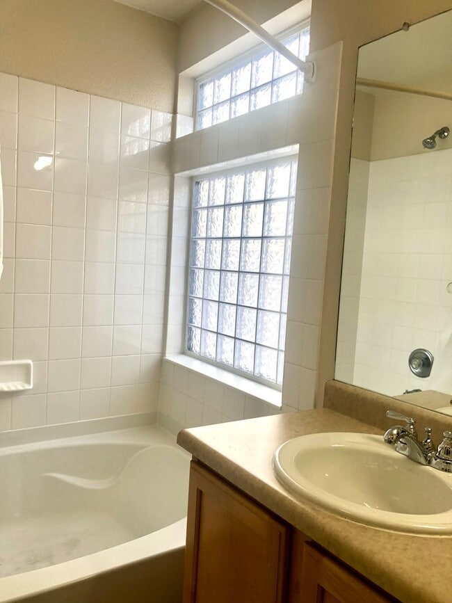 Building Photo - Pristine 3 bed/2 bath home