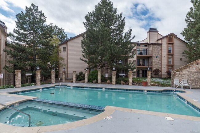 Building Photo - Hunters Run Condominium