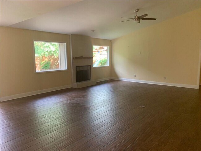 Foto del edificio - Oak Forest Charm Three Bedroom/2 Bath Avai...