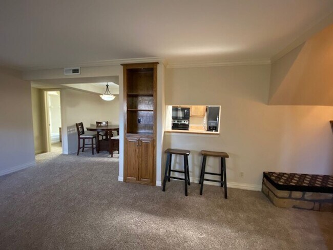 Building Photo - Downstairs Flat Remodeled Condo with Gated...