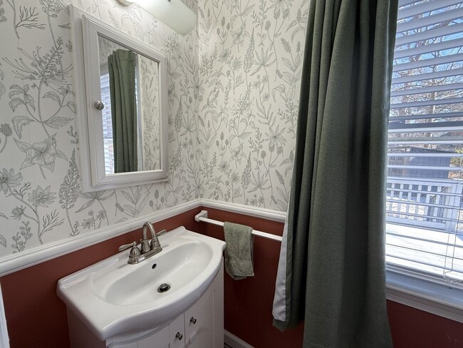 Foto del edificio - 4 Bedroom Home in Village Green.