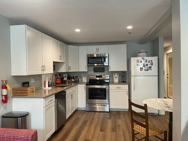 Building Photo - 403 E 4th St