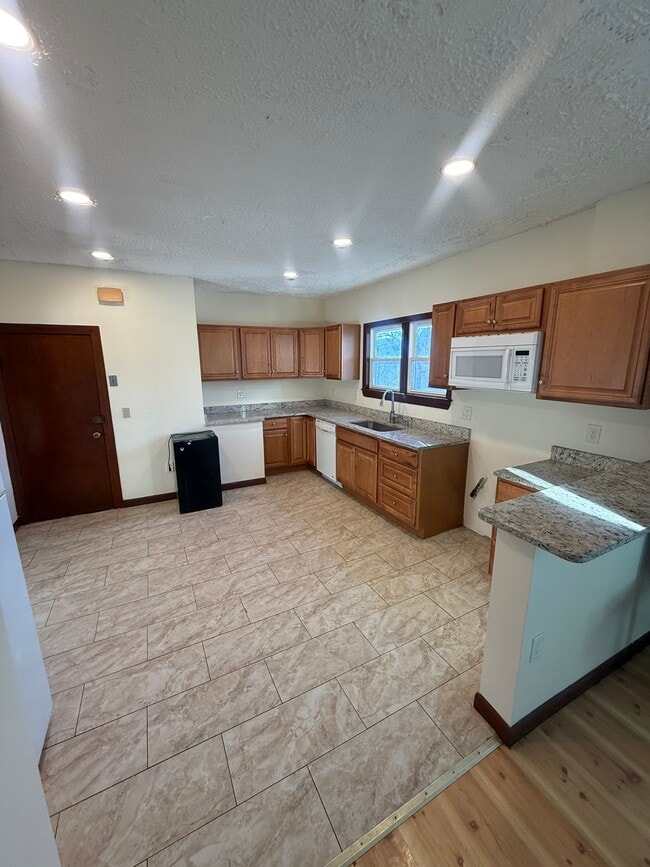 Building Photo - 569 Main St