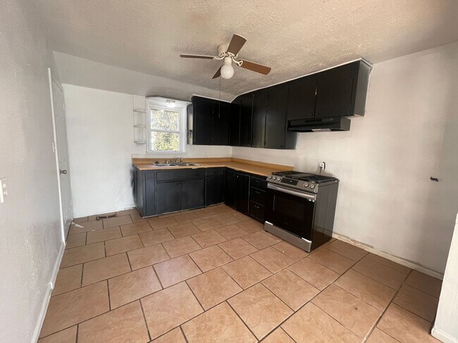Building Photo - Super Cute 3 bedroom 1 bathroom Home Avail...