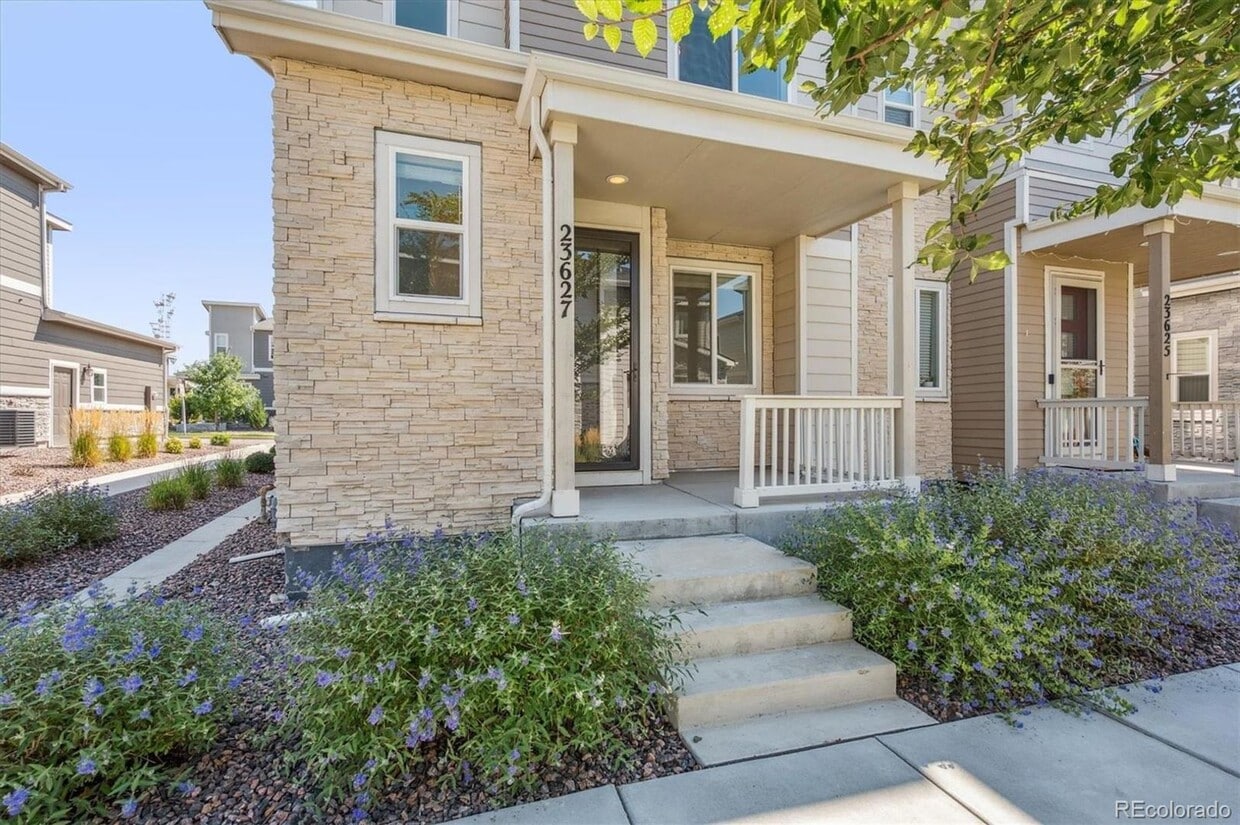GEORGEOUS 3 bedroom townhome, with 2 car garage! - GEORGEOUS 3 bedroom townhome, with 2 car garage!
