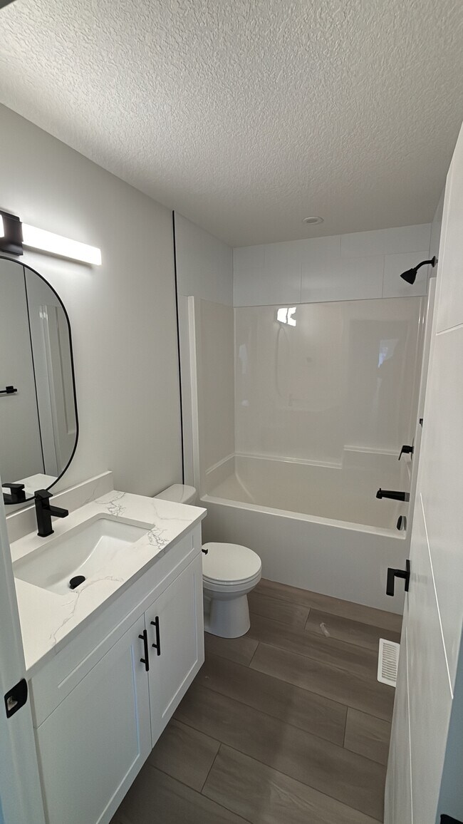 Photo du bâtiment - 11012 132 St NW