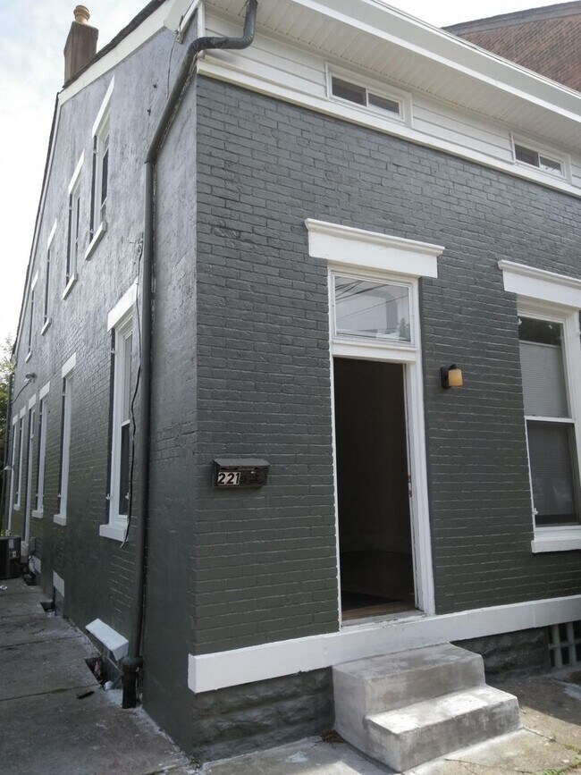 Foto del edificio - 221 E 12th St