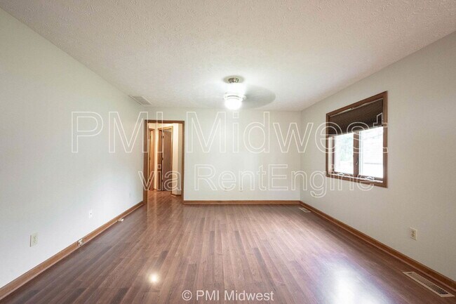 Foto del edificio - 406 Tulip Dr