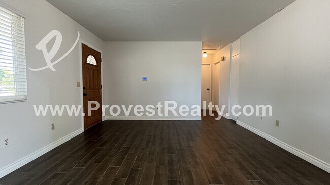 Foto del edificio - 2 Bed 1 Bath Hesperia Home on a Large Plot...