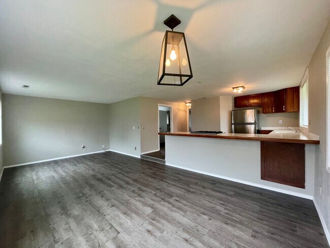 Foto del edificio - 2 Bed 1 Bath near Peninsula Park in N Port...