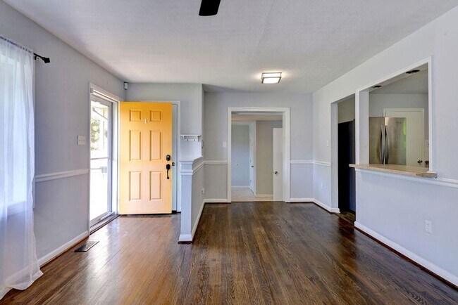 Building Photo - Great Rancher Close To CNU