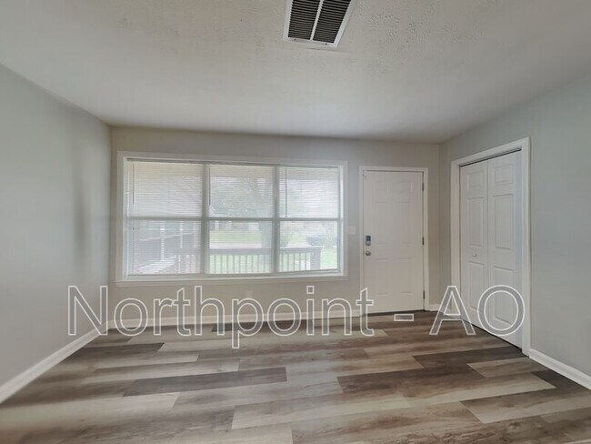 Foto del edificio - 7111 Gaillardia Rd S