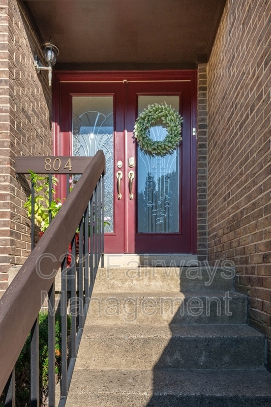 Building Photo - 804 Fairways Dr