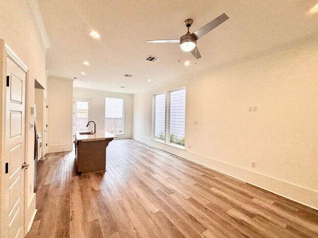 Building Photo - Three Bedroom Home in the Heart of Baton R...