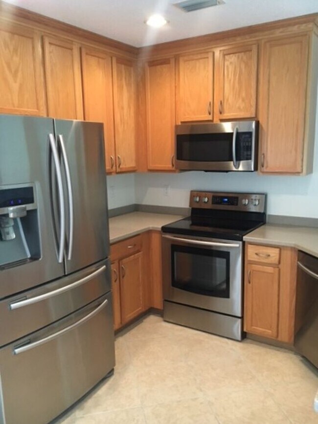 Foto del edificio - 3 Bedroom 2 Bath corner unit with wrap around balcony in Elevator Building in East Village of Cel...