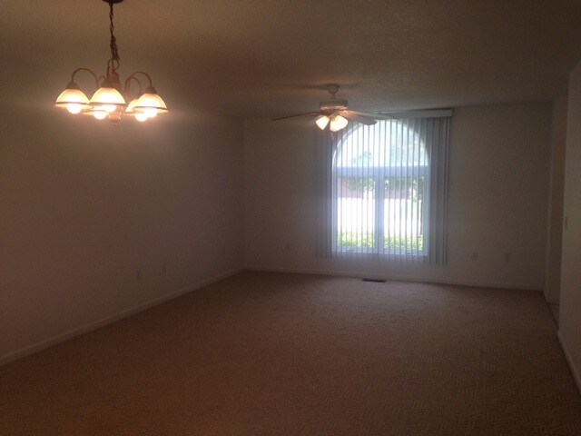 Building Photo - 714 Pine Ridge Dr