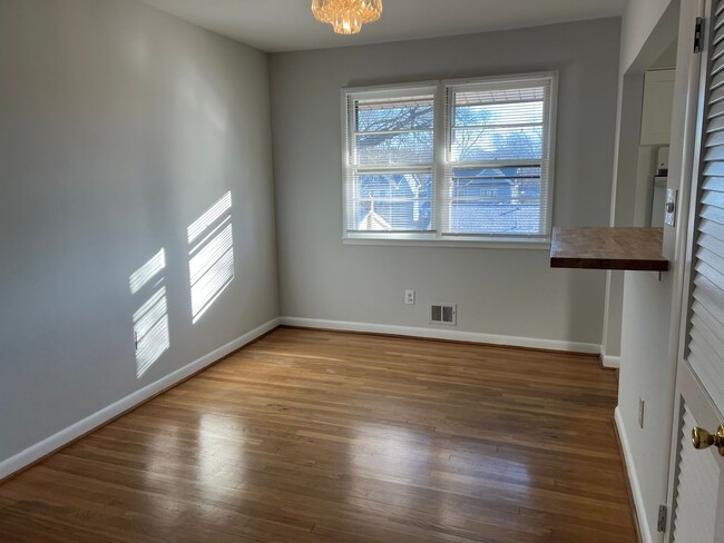 Building Photo - Commuters Dream!  Renovated Home Close to ...